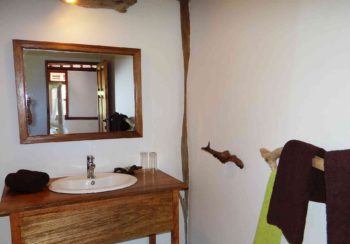 Tembo Kijani bathroom